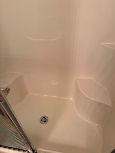 The same bathtub after cleaning by The Clean Nest